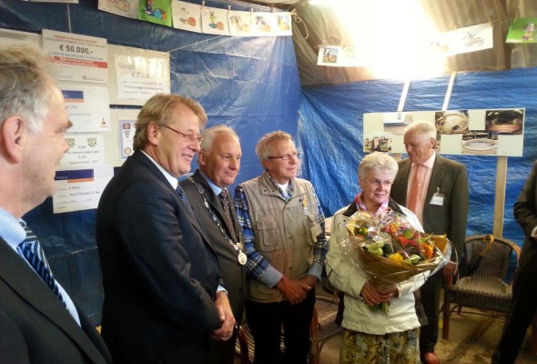 Vrijwillig molenmaker Jan de Vries ontvangt koninklijke onderscheiding tijdens opening Korenmolen De Regt