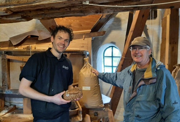 Korenmolen de Regt levert meel aan Bakkerij van der Grijn voor een heerlijk volkoren desembrood